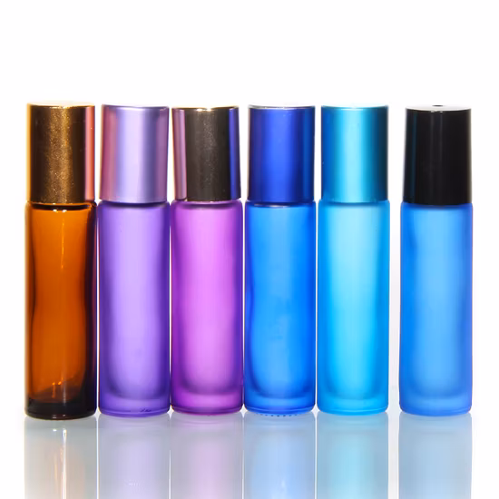유리병에 10ml 투명 롤 알루미늄 캡에 단색 로고가 있음